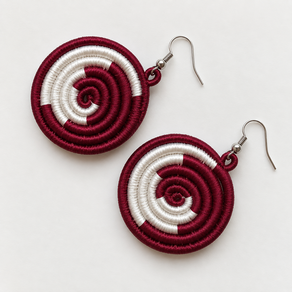 Boucles d’oreilles Spirale Imigongo – Bordeaux & Blanc (Blanc)